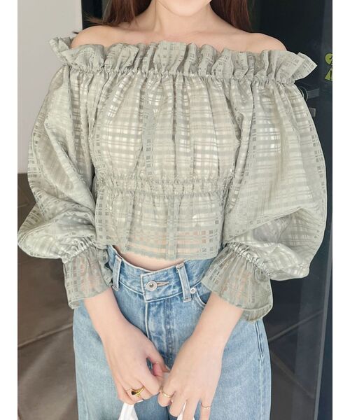 MERCURYDUO（マーキュリーデュオ）の「2WAYオフショルシャーリングクロプドブラウス（シャツ/ブラウス・レディース・ブラック/アイボリー/カーキ/ラベンダー・FREE）」の3枚目の写真