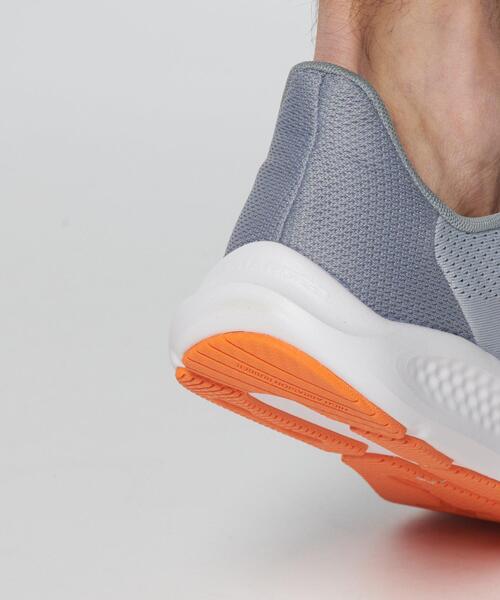 UNDER ARMOUR(アンダーアーマー)の「UAチャージド パスート3 ビックロゴ(ランニング/メンズ)(スニーカー・メンズ・ホワイト×グレー・27.0cm/28.0cm/25.5cm/29.0cm/28.5cm/27.5cm/26.5cm/26.0cm/30.0cm/25.0cm)」の9枚目の写真