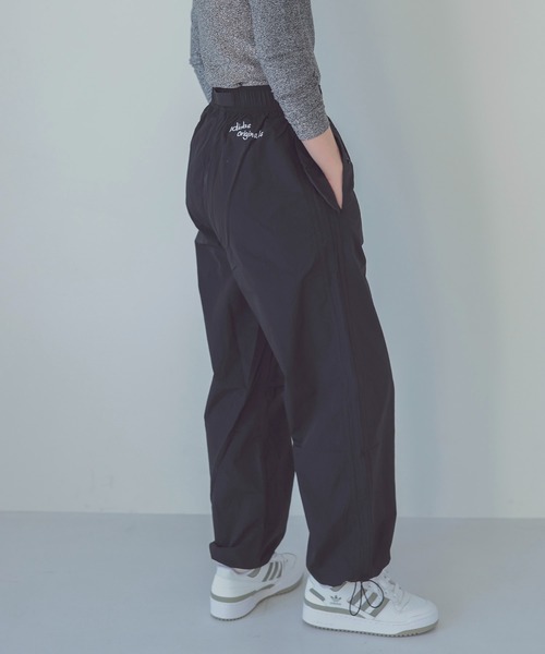adidas Originals(アディダスオリジナルス)の「adidas originals / ADI CARGO PANTS(アディ カーゴパンツ)(カーゴパンツ・レディース・ブラック・36/34)」の2枚目の写真