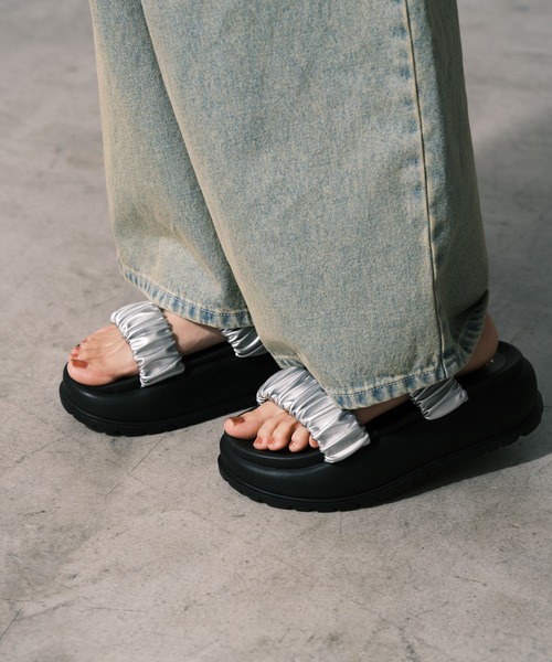 CIAOPANIC(チャオパニック)の「ボリュールソールシャーリングストラップサンダル(サンダル・レディース・ブラック/シルバー・L/M/S/XL)」の6枚目の写真