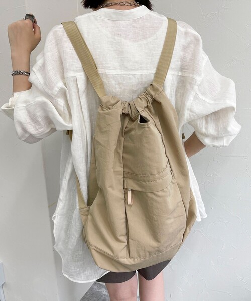 fredy emue（フレディエミュ）の「綿/ナイロン２WAYサック（バックパック/リュック・レディース・ブラック/ベージュ・FREE）」の2枚目の写真