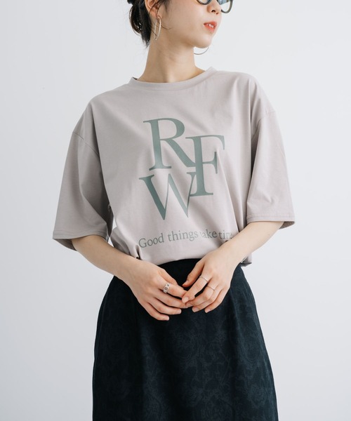 refinedworks(リファインドワークス)の「【refinedworks】 ブランド名をモチーフとしたロゴTシャツ!(Tシャツ/カットソー・レディース・チャコールグレー/ホワイト/ベージュ・FREE)」の2枚目の写真