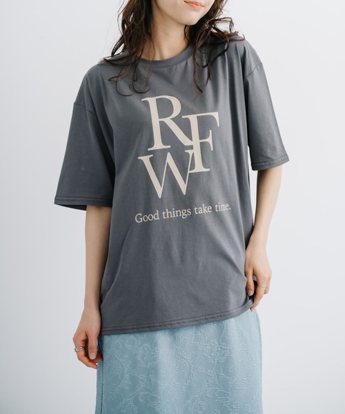 refinedworks(リファインドワークス)の「【refinedworks】 ブランド名をモチーフとしたロゴTシャツ!(Tシャツ/カットソー・レディース・チャコールグレー/ホワイト/ベージュ・FREE)」の1枚目の写真
