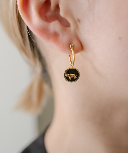 ear PAPILLONNER(イアパピヨネ)の「《チタンポスト/アニマルモチーフ》ゾウ/象/エレファントコインピアス(ピアス(両耳用)・レディース・ブラック・FREE)」の1枚目の写真