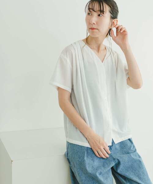 ITEMS URBANRESEARCH（アイテムズ アーバンリサーチ）の「Vネックブラウス（Tシャツ/カットソー・レディース・オフホワイト/グレー系その他/ブラック・FREE）」の2枚目の写真