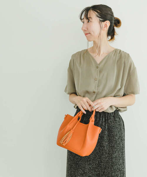 ITEMS URBANRESEARCH（アイテムズ アーバンリサーチ）の「Vネックブラウス（Tシャツ/カットソー・レディース・オフホワイト/グレー系その他/ブラック・FREE）」の17枚目の写真