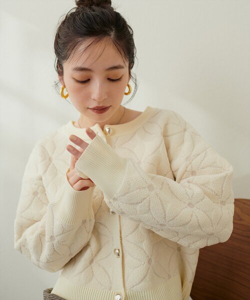 natural couture（ナチュラルクチュール）の「【WEB限定】モールヤーンお花ジャガードカーデ（カーディガン/ボレロ・レディース・ブラック/オフホワイト/チャコールグレー/ベージュ/モカ・FREE）」の2枚目の写真