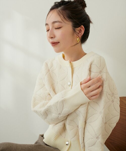 natural couture（ナチュラルクチュール）の「【WEB限定】モールヤーンお花ジャガードカーデ（カーディガン/ボレロ・レディース・ブラック/オフホワイト/チャコールグレー/ベージュ/モカ・FREE）」の10枚目の写真