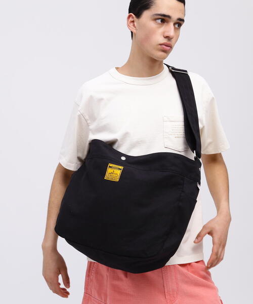 AVIREX(アヴィレックス)の「NEWSPAPER BAG/ニュースペーパー バッグ/AVIREX/アヴィレックス/AX2702(ショルダーバッグ・レディース・ホワイト系2/ブラック・F)」の3枚目の写真
