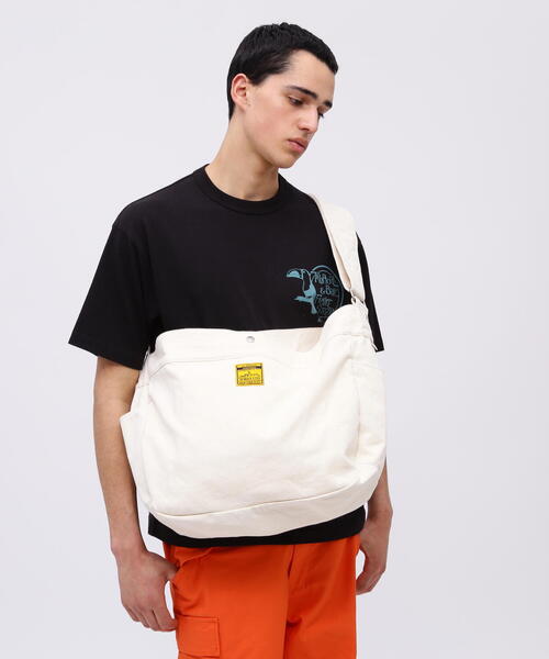 AVIREX(アヴィレックス)の「NEWSPAPER BAG/ニュースペーパー バッグ/AVIREX/アヴィレックス/AX2702(ショルダーバッグ・レディース・ホワイト系2/ブラック・F)」の4枚目の写真