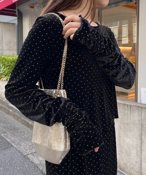 WILLOW（ウィロー）の「【WILLOW】ベロアスタッズトップス（Tシャツ/カットソー・レディース・ブラック/ベージュ・ONE SIZE）」の2枚目の写真