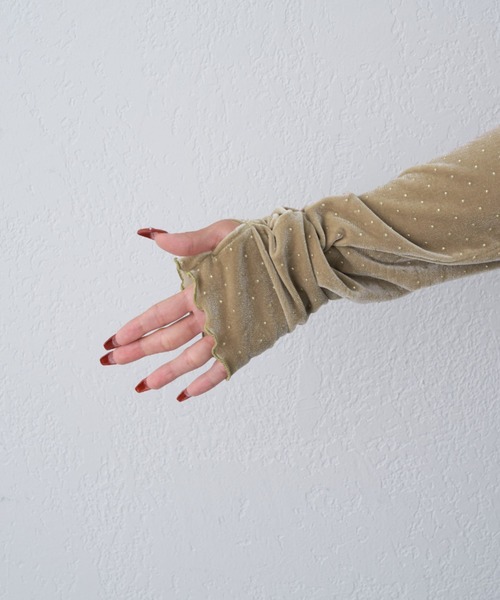 WILLOW（ウィロー）の「【WILLOW】ベロアスタッズトップス（Tシャツ/カットソー・レディース・ブラック/ベージュ・ONE SIZE）」の16枚目の写真