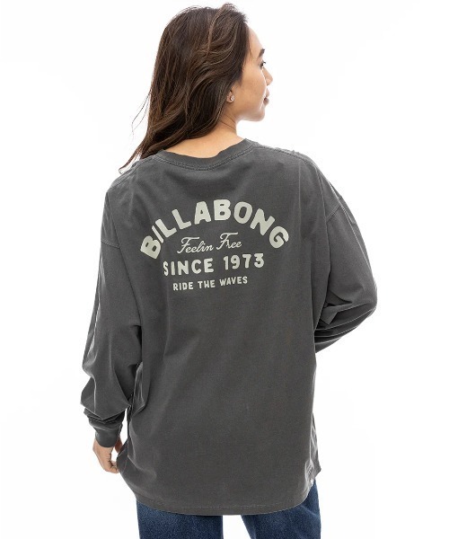 BILLABONG(ビラボン)の「BILLABONG レディース FELLIN FREE LOOSE LS ロンT 【2024年秋冬モデル】/ビラボンバックプリント長袖ロゴロンT(Tシャツ/カットソー・レディース・ブラック/パープル系その他/ホワイト系その他・MEDIUM/LARGE)」の2枚目の写真
