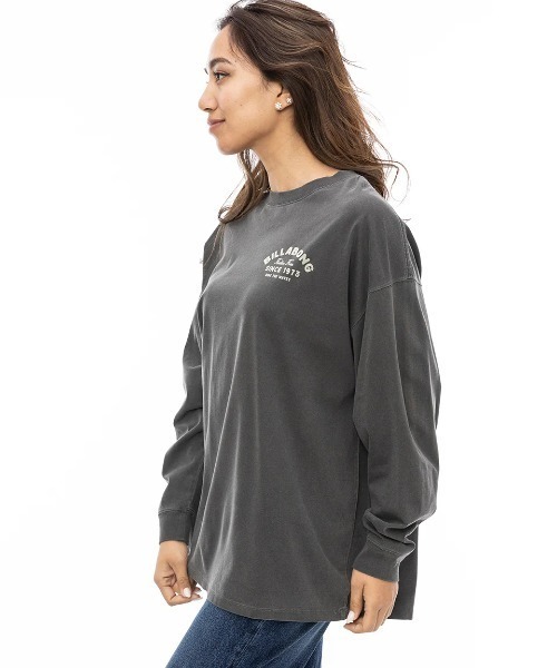 BILLABONG(ビラボン)の「BILLABONG レディース FELLIN FREE LOOSE LS ロンT 【2024年秋冬モデル】/ビラボンバックプリント長袖ロゴロンT(Tシャツ/カットソー・レディース・ブラック/パープル系その他/ホワイト系その他・MEDIUM/LARGE)」の8枚目の写真