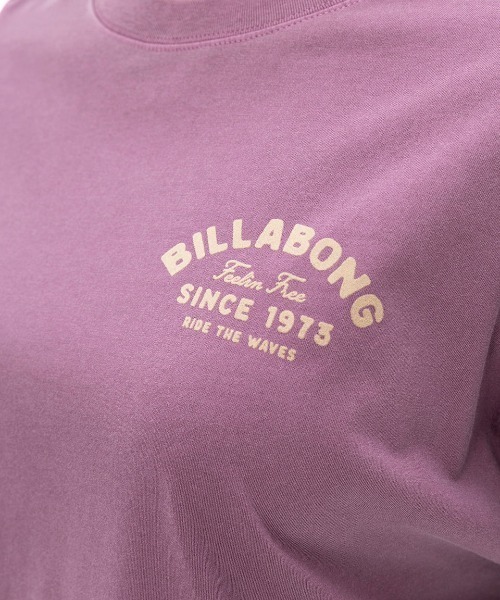 BILLABONG(ビラボン)の「BILLABONG レディース FELLIN FREE LOOSE LS ロンT 【2024年秋冬モデル】/ビラボンバックプリント長袖ロゴロンT(Tシャツ/カットソー・レディース・ブラック/パープル系その他/ホワイト系その他・MEDIUM/LARGE)」の4枚目の写真