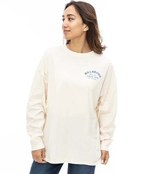 BILLABONG(ビラボン)の「BILLABONG レディース FELLIN FREE LOOSE LS ロンT 【2024年秋冬モデル】/ビラボンバックプリント長袖ロゴロンT(Tシャツ/カットソー・レディース・ブラック/パープル系その他/ホワイト系その他・MEDIUM/LARGE)」の6枚目の写真