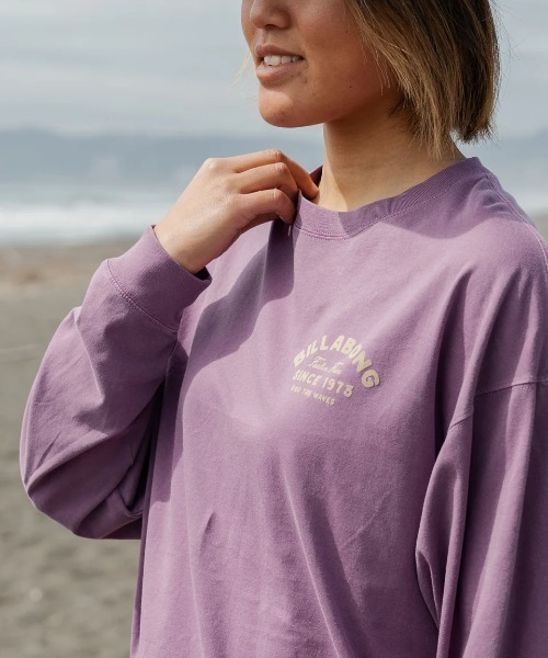 BILLABONG(ビラボン)の「BILLABONG レディース FELLIN FREE LOOSE LS ロンT 【2024年秋冬モデル】/ビラボンバックプリント長袖ロゴロンT(Tシャツ/カットソー・レディース・ブラック/パープル系その他/ホワイト系その他・MEDIUM/LARGE)」の11枚目の写真