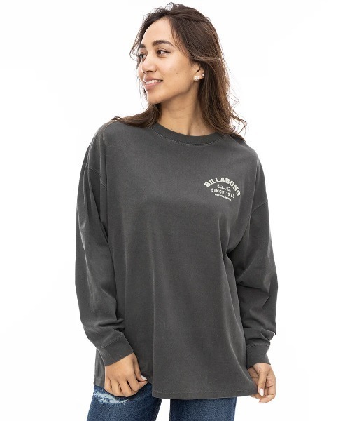 BILLABONG(ビラボン)の「BILLABONG レディース FELLIN FREE LOOSE LS ロンT 【2024年秋冬モデル】/ビラボンバックプリント長袖ロゴロンT(Tシャツ/カットソー・レディース・ブラック/パープル系その他/ホワイト系その他・MEDIUM/LARGE)」の9枚目の写真