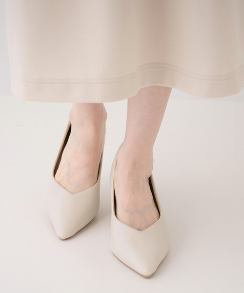 SHOO・LA・RUE（シューラルー）の「【通勤/セレモニー】Vカットデザインで足が美しく見える ベーシック5cmパンプス（パンプス・レディース・ブラック/アイボリー・45/35/25）」の8枚目の写真