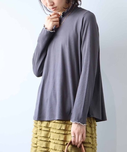 leswel（レスウェル）の「【L～5L 大きいサイズ】配色使いハイネックプルオーバー（Tシャツ/カットソー・レディース・クリーム/チャコールグレー/グリーン・LL/L/5L/3L/4L）」の2枚目の写真