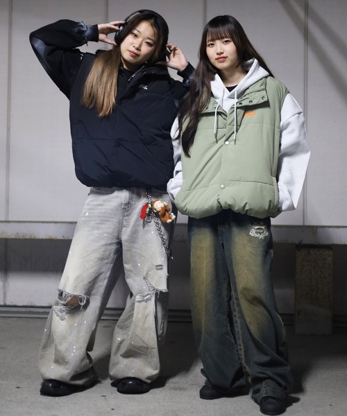 ATMARK(アットマーク)の「《フリーサイズ / UNISEX 》ワンポイント グラフィティロゴ 中綿 スタンドパフ ダウンベスト(ベスト・レディース・ホワイト/ブラック/カーキ・LARGE)」の5枚目の写真