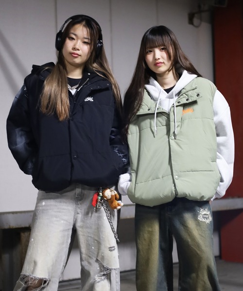 ATMARK(アットマーク)の「《フリーサイズ / UNISEX 》ワンポイント グラフィティロゴ 中綿 スタンドパフ ダウンベスト(ベスト・レディース・ホワイト/ブラック/カーキ・LARGE)」の6枚目の写真