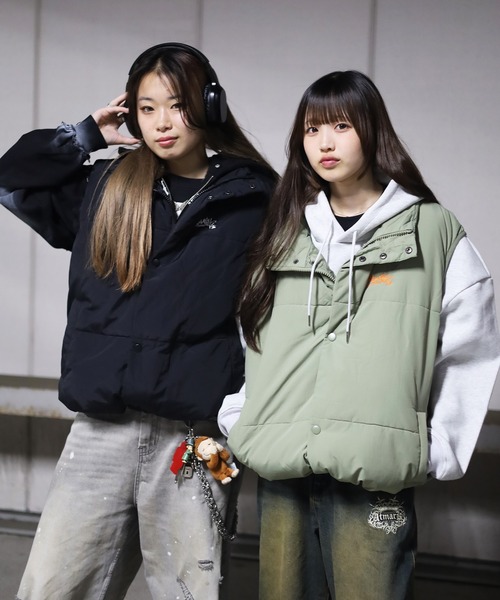 ATMARK(アットマーク)の「《フリーサイズ / UNISEX 》ワンポイント グラフィティロゴ 中綿 スタンドパフ ダウンベスト(ベスト・レディース・ホワイト/ブラック/カーキ・LARGE)」の7枚目の写真