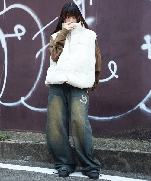 ATMARK(アットマーク)の「《フリーサイズ / UNISEX 》ワンポイント グラフィティロゴ 中綿 スタンドパフ ダウンベスト(ベスト・レディース・ホワイト/ブラック/カーキ・LARGE)」の14枚目の写真