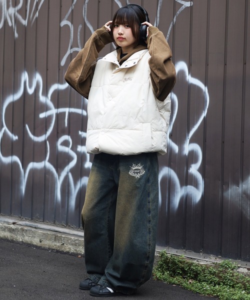 ATMARK(アットマーク)の「《フリーサイズ / UNISEX 》ワンポイント グラフィティロゴ 中綿 スタンドパフ ダウンベスト(ベスト・レディース・ホワイト/ブラック/カーキ・LARGE)」の15枚目の写真