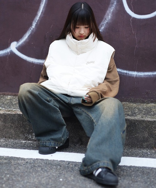 ATMARK(アットマーク)の「《フリーサイズ / UNISEX 》ワンポイント グラフィティロゴ 中綿 スタンドパフ ダウンベスト(ベスト・レディース・ホワイト/ブラック/カーキ・LARGE)」の16枚目の写真