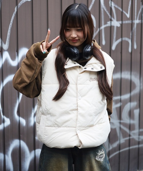 ATMARK(アットマーク)の「《フリーサイズ / UNISEX 》ワンポイント グラフィティロゴ 中綿 スタンドパフ ダウンベスト(ベスト・レディース・ホワイト/ブラック/カーキ・LARGE)」の17枚目の写真