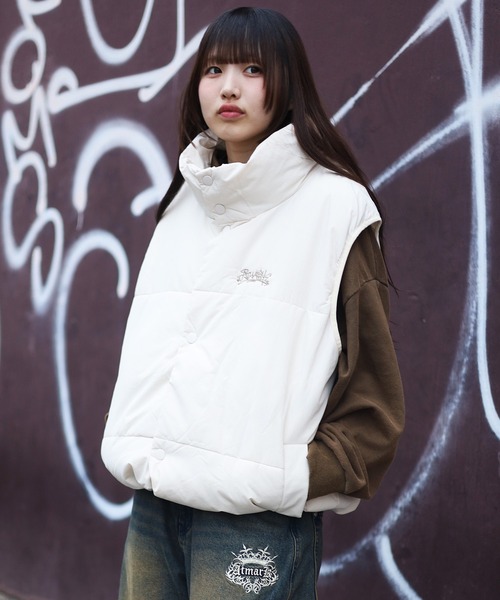 ATMARK(アットマーク)の「《フリーサイズ / UNISEX 》ワンポイント グラフィティロゴ 中綿 スタンドパフ ダウンベスト(ベスト・レディース・ホワイト/ブラック/カーキ・LARGE)」の18枚目の写真