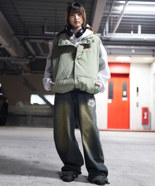 ATMARK(アットマーク)の「《フリーサイズ / UNISEX 》ワンポイント グラフィティロゴ 中綿 スタンドパフ ダウンベスト(ベスト・レディース・ホワイト/ブラック/カーキ・LARGE)」の8枚目の写真
