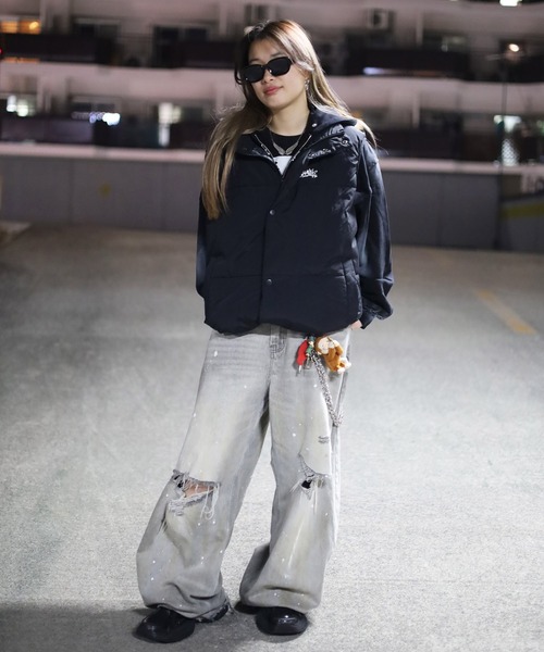 ATMARK(アットマーク)の「《フリーサイズ / UNISEX 》ワンポイント グラフィティロゴ 中綿 スタンドパフ ダウンベスト(ベスト・レディース・ホワイト/ブラック/カーキ・LARGE)」の11枚目の写真