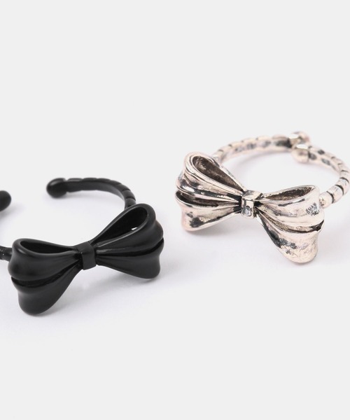 FOREVER 21(フォーエバー トゥエンティーワン)の「ミニリボンリング(リング・レディース・ブラック/シルバー・FREE)」の4枚目の写真