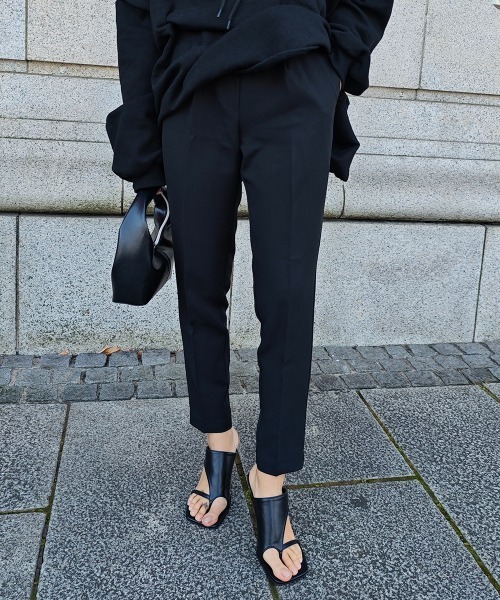 esutoreja(エストレジャ)の「センタープレステーパードパンツ(その他パンツ・レディース・ターコイズブルー/ブラック・M/S)」の2枚目の写真