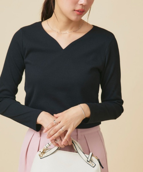 Pierrot(ピエロ)の「ネックが選べるテレコリブカットソー(Tシャツ/カットソー・レディース・ライトグレー/ブラック系その他/ブラウン/レッド/ベージュ系その他/レッド系その他/ライトグレー系/ネイビー系1/ベージュ系その他2/ホワイト系その他3/ライトグレー系2/ブラウン系その他3/レッド系その他3/ブラック系その他4/ベージュ系その他4/ブルー系3/ブラック/ライトベージュ/ホワイト×ブラック/ブラウン系/グレー系その他/その他/ブルー系その他2/ブラック系その他2/ブルー系その他4/ネイビー系3/ブラウン系その他4/レッド系その他4/ブルー系その他5/チャコールグレー/グレイッシュブルー/ネイビー系/ネイビー/ブルー系その他/ブルー系/グレー系その他2/その他1/ホワイト系その他2/ライトグレー系1/ブラウン系その他2/ネイビー系2/ベージュ系その他3/ブルー系2/ブラック系その他3/ライトグレー系3/ブルー系1/グレー系その他3/その他2/グレー系その他4/その他3/その他30/その他32/その他29/その他31/その他33/グレー系2/グレー系3/グレー系/グレー系1/ピンク系/ピンク系1/ピンク系2/ピンク系3/オフホワイト/ピンク系4/ホワイト系その他/ホワイト系その他4/グレー系4/レッド系その他5/レッド系その他6/レッド系その他7/グレー系その他6/ヘザーチャコール/チャコール/グレー系その他5/グレー系その他7/チェリーレッド/クリアレッド・M/L/LL/3L)」の10枚目の写真