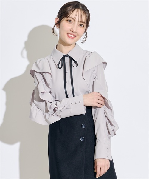 SWINGLE(スウィングル)の「ショルダーフリルナローリボンシャツブラウス(シャツ/ブラウス・レディース・ブラック/ブラック系その他5/オフホワイト/ラベンダー・FREE)」の4枚目の写真