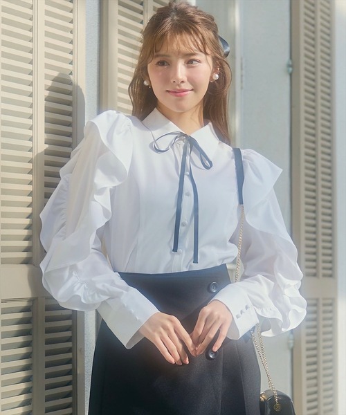 SWINGLE(スウィングル)の「ショルダーフリルナローリボンシャツブラウス(シャツ/ブラウス・レディース・ブラック/ブラック系その他5/オフホワイト/ラベンダー・FREE)」の2枚目の写真