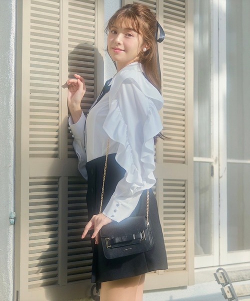 SWINGLE(スウィングル)の「ショルダーフリルナローリボンシャツブラウス(シャツ/ブラウス・レディース・ブラック/ブラック系その他5/オフホワイト/ラベンダー・FREE)」の5枚目の写真