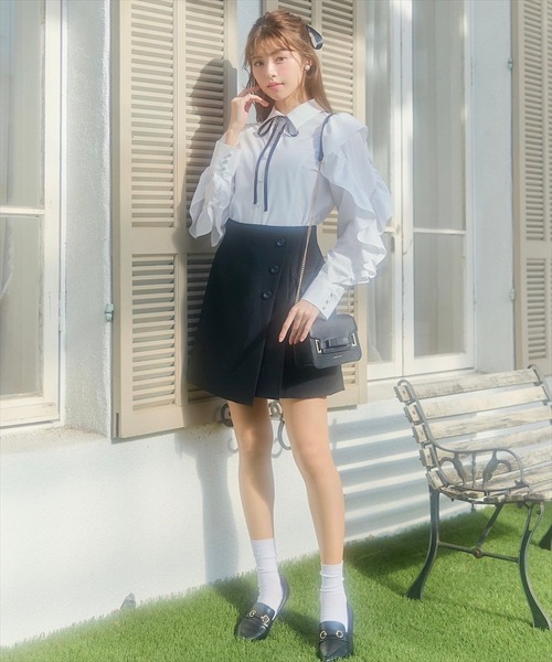 SWINGLE(スウィングル)の「ショルダーフリルナローリボンシャツブラウス(シャツ/ブラウス・レディース・ブラック/ブラック系その他5/オフホワイト/ラベンダー・FREE)」の6枚目の写真