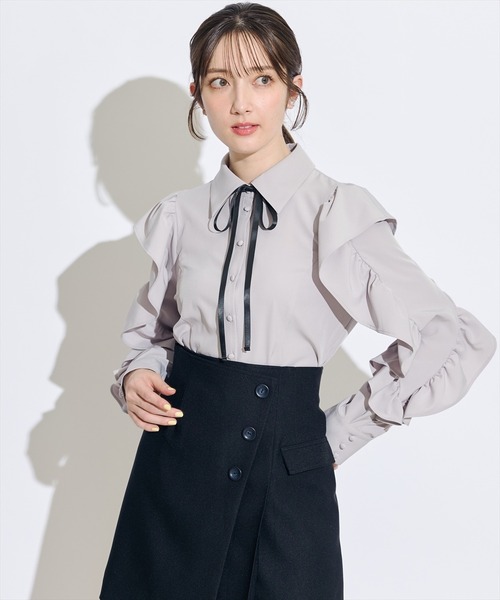 SWINGLE(スウィングル)の「ショルダーフリルナローリボンシャツブラウス(シャツ/ブラウス・レディース・ブラック/ブラック系その他5/オフホワイト/ラベンダー・FREE)」の8枚目の写真