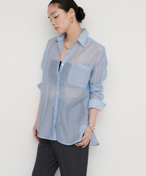 LARUTA（ラルータ）の「【LARUTA】［WEB限定］シアーロゴ刺繍レギュラーシャツ（シャツ/ブラウス・レディース・ブラウン/サックスブルー/オフホワイト/スミクロ・FREE）」の4枚目の写真