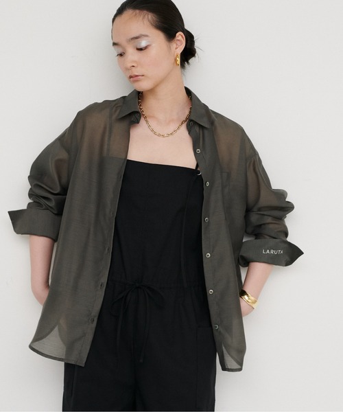 LARUTA（ラルータ）の「【LARUTA】［WEB限定］シアーロゴ刺繍レギュラーシャツ（シャツ/ブラウス・レディース・ブラウン/サックスブルー/オフホワイト/スミクロ・FREE）」の17枚目の写真