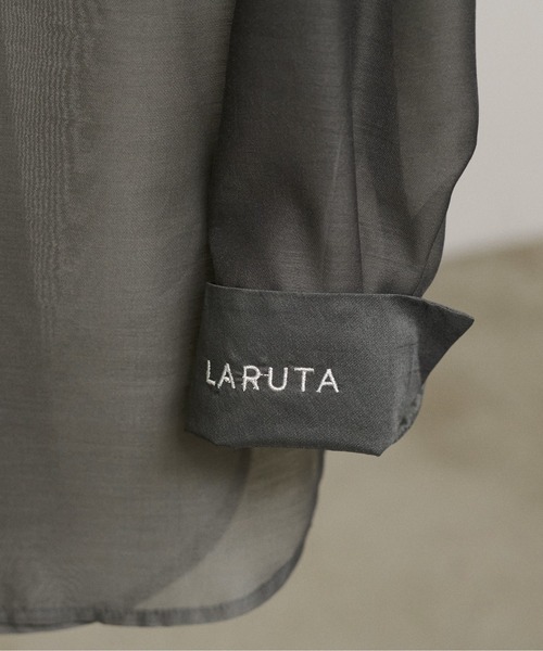 LARUTA（ラルータ）の「【LARUTA】［WEB限定］シアーロゴ刺繍レギュラーシャツ（シャツ/ブラウス・レディース・ブラウン/サックスブルー/オフホワイト/スミクロ・FREE）」の19枚目の写真