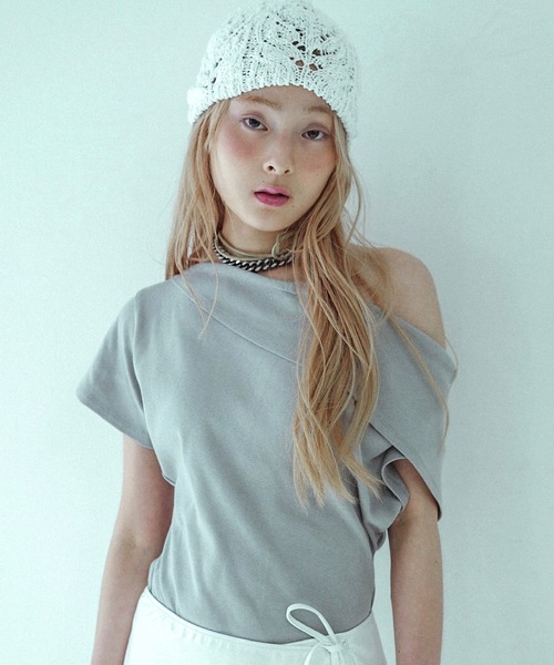 igi(イジ)の「TURNED SHOULDER ASYM TEE / アシンメトリーティーシャツ(Tシャツ/カットソー・レディース・ピンク/グレー/ダークブラウン・FREE)」の2枚目の写真