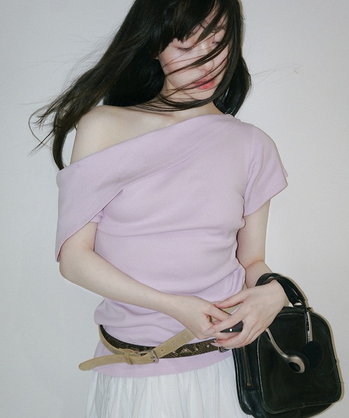igi(イジ)の「TURNED SHOULDER ASYM TEE / アシンメトリーティーシャツ(Tシャツ/カットソー・レディース・ピンク/グレー/ダークブラウン・FREE)」の1枚目の写真