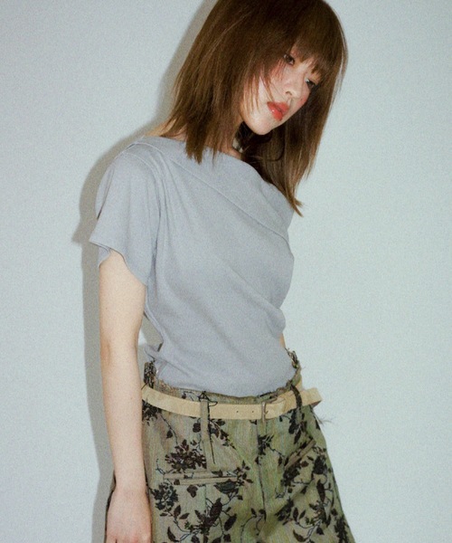igi(イジ)の「TURNED SHOULDER ASYM TEE / アシンメトリーティーシャツ(Tシャツ/カットソー・レディース・ピンク/グレー/ダークブラウン・FREE)」の22枚目の写真