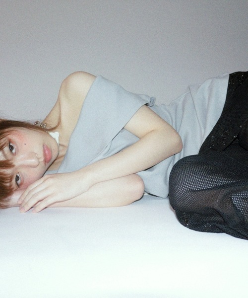 igi(イジ)の「TURNED SHOULDER ASYM TEE / アシンメトリーティーシャツ(Tシャツ/カットソー・レディース・ピンク/グレー/ダークブラウン・FREE)」の13枚目の写真