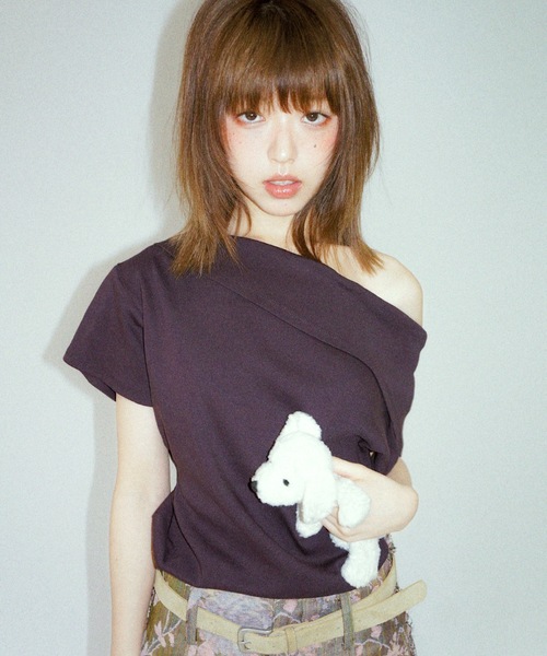igi(イジ)の「TURNED SHOULDER ASYM TEE / アシンメトリーティーシャツ(Tシャツ/カットソー・レディース・ピンク/グレー/ダークブラウン・FREE)」の7枚目の写真